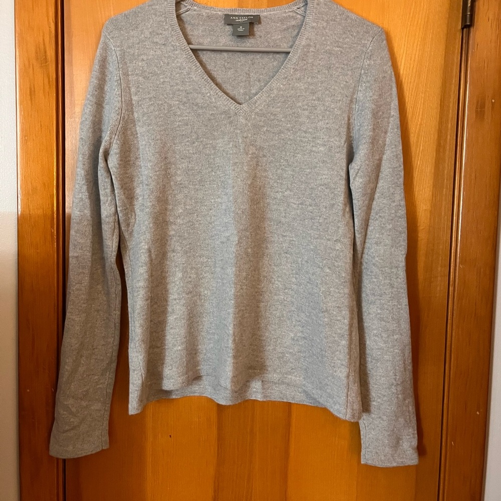🚨MOVING SALE🚨 Ann Taylor cashmere v neck sweater